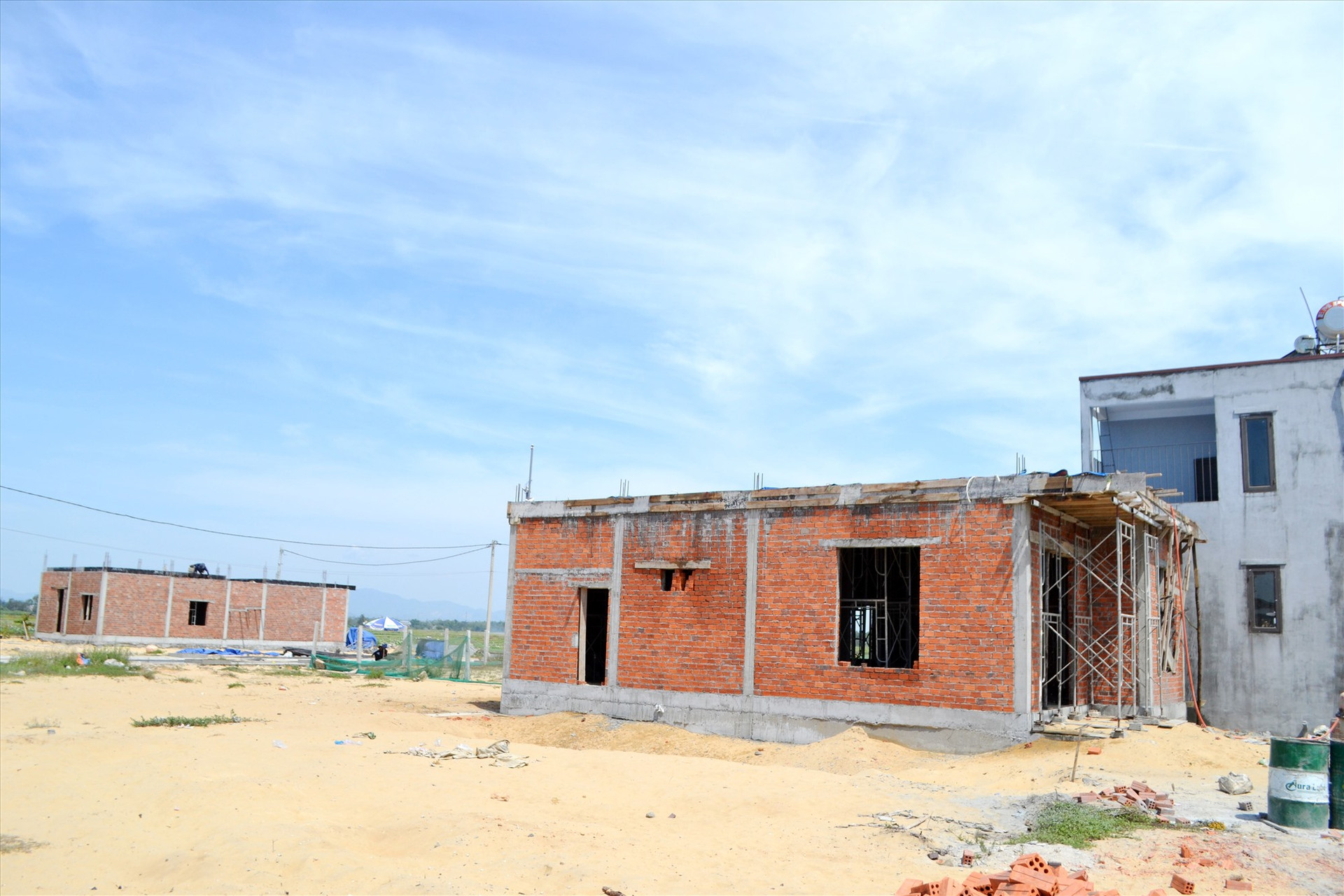 Nhiều căn nhà đang được xây dựng tại khu tái định cư Bình Đào, công trình phục vụ tái định cư cho các hộ bị ảnh hưởng bởi dự án. Ảnh: CT