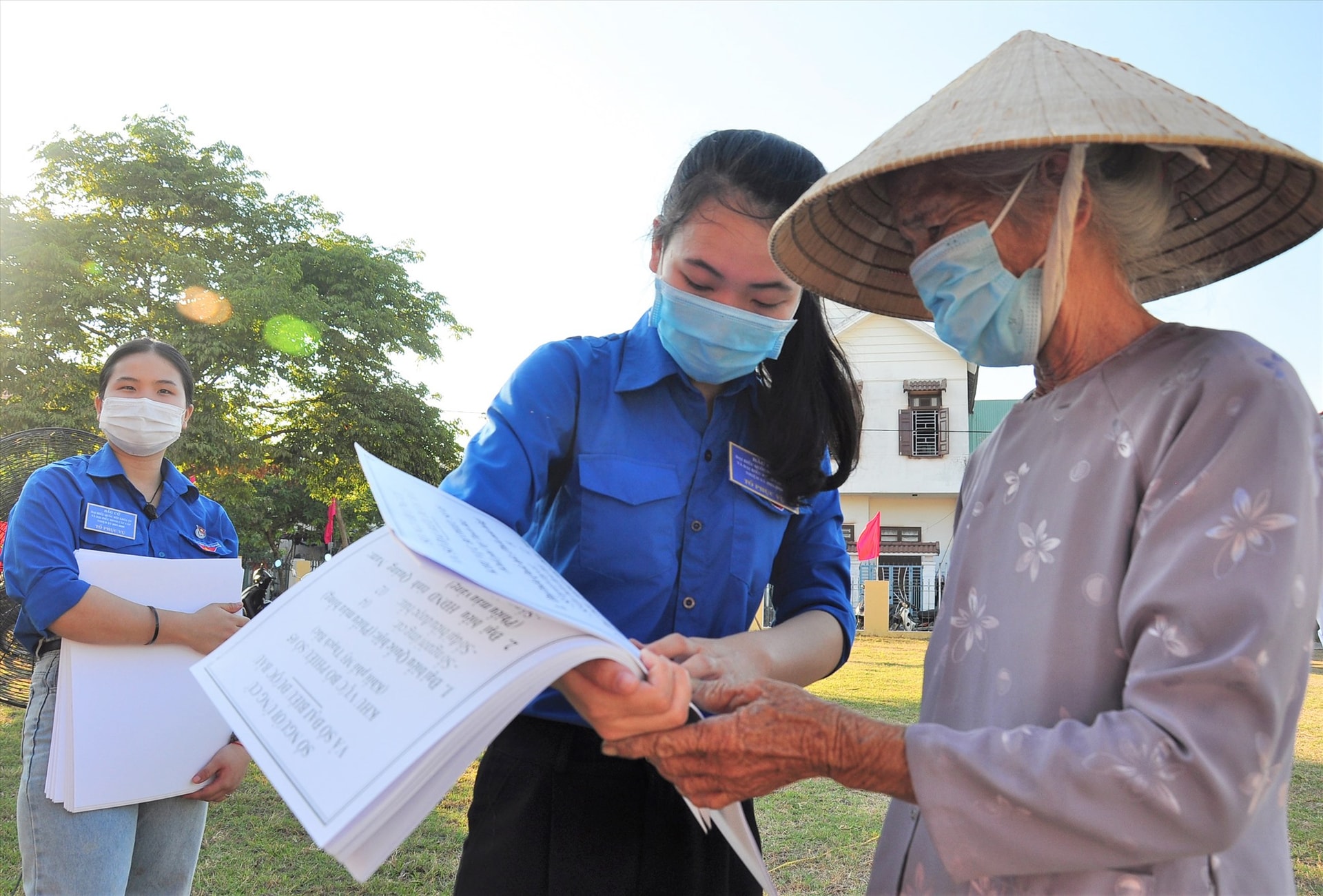 Tuổi trẻ phường Tân Thạnh (TP.Tam Kỳ) hướng dẫn cử tri bầu đúng số lượng đại biểu từng cấp. Ảnh: VINH ANH