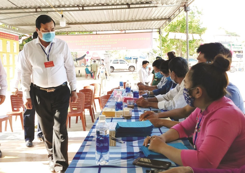 Bí thư Tỉnh ủy Phan Việt Cường kiểm tra tại điểm bỏ phiếu xã Tam An (Phú Ninh). Ảnh: ALĂNG NGƯỚC