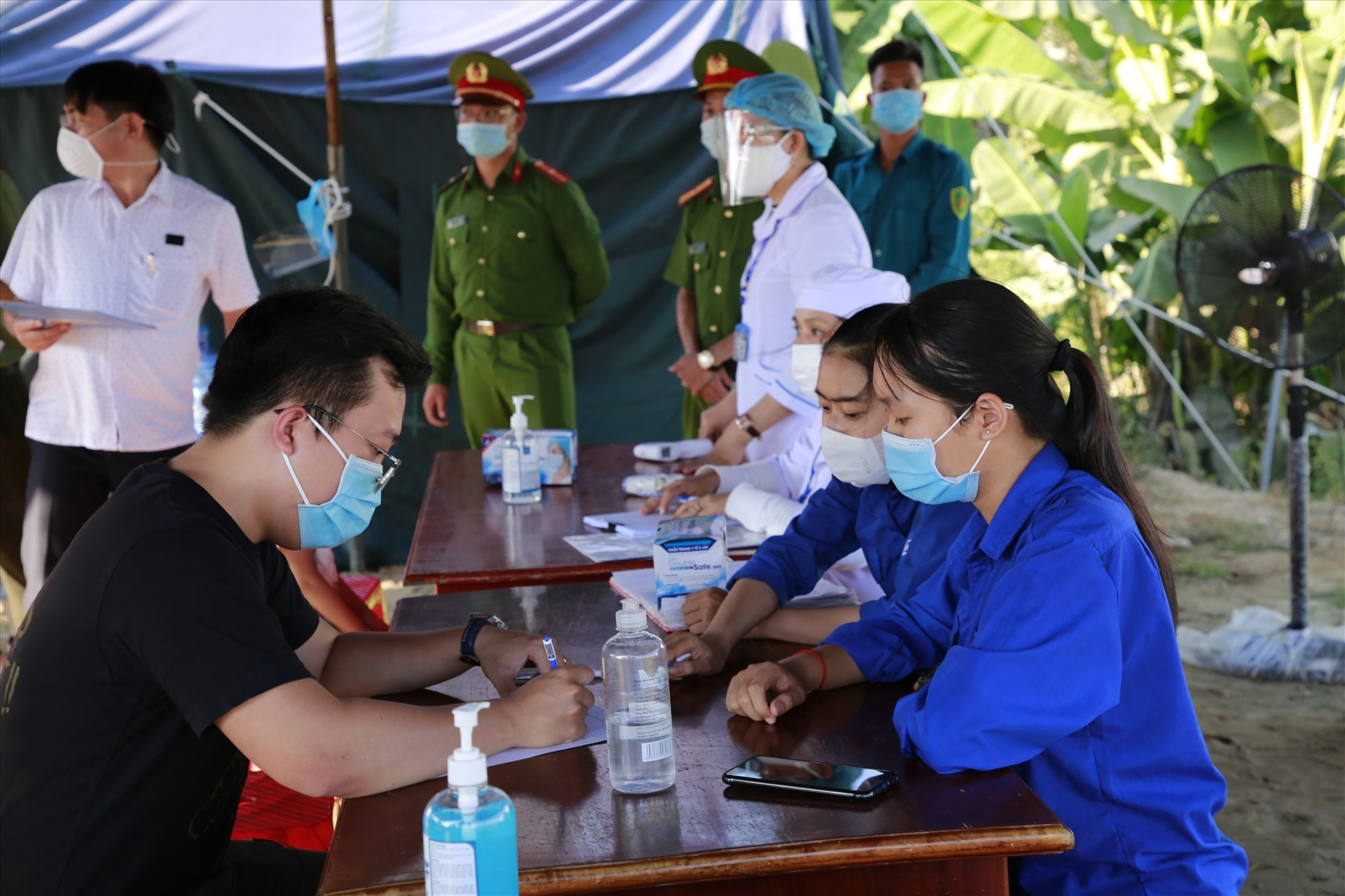 Từ 9.5 đến nay, có hơn 92.000 lượt người từ TP.Đà Nẵng về Quảng Nam đi qua các chốt kiểm soát phòng chống dịch của tỉnh. Ảnh: T.C