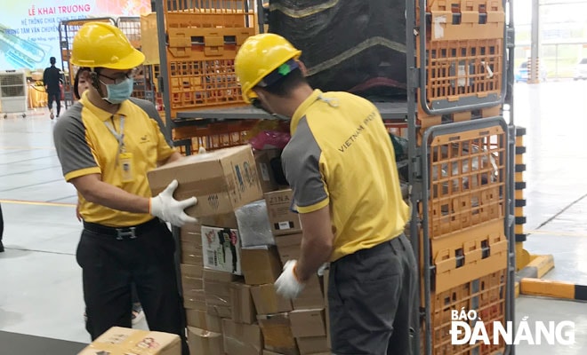 Nhiều chính sách hỗ trợ đang được các cơ quan tài chính, ngân hàng triển khai để hỗ trợ doanh nghiệp vượt qua khó khăn do ảnh hưởng của Covid-19. TRONG ẢNH: Vận chuyển hàng hóa tại Trung tâm khai thác vận chuyển và kho vận miền Trung của Vietnam Post, Khu công nghiệp Hòa Khánh. Ảnh: M.QUẾ