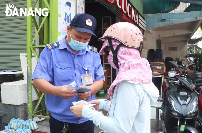 Người dân đi chợ Cồn bằng mã QR Code trong sáng 25-5. Ảnh: VĂN HOÀNG.