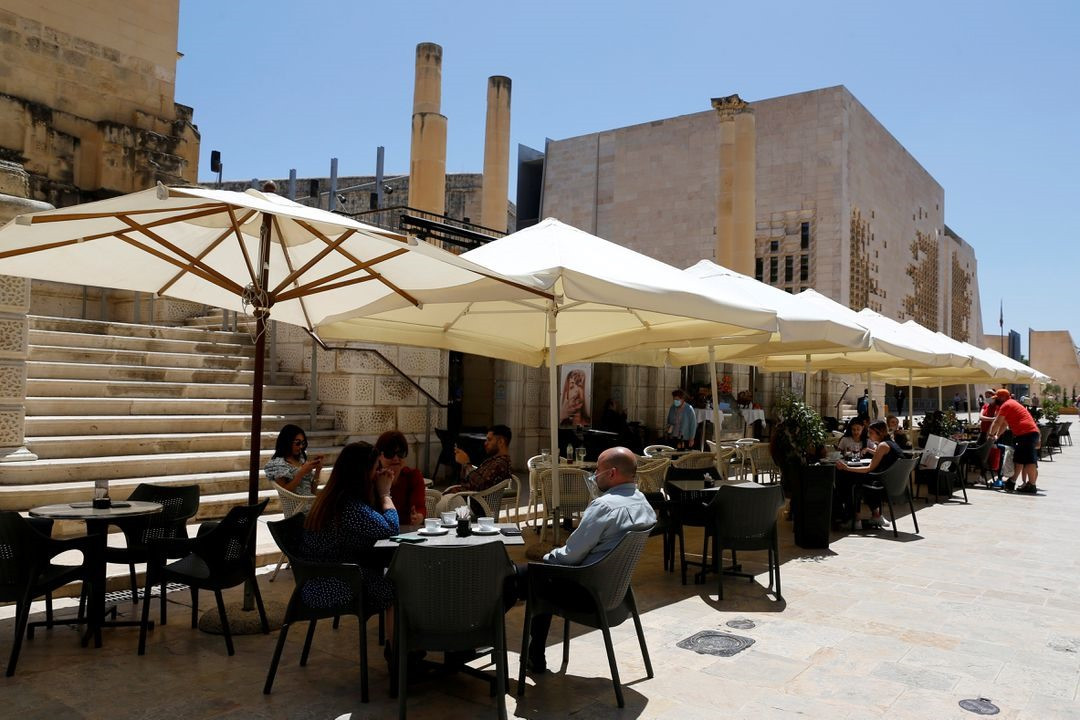 Cuộc sống ở Malta dần trở lại bình thường như trước đại dịch. Ảnh: Reuters