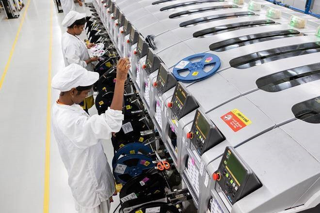 Nhân viên làm việc trong nhà máy của Foxconn tại tỉnh Tamil Nadu, Ấn Độ. Ảnh: Bloomberg