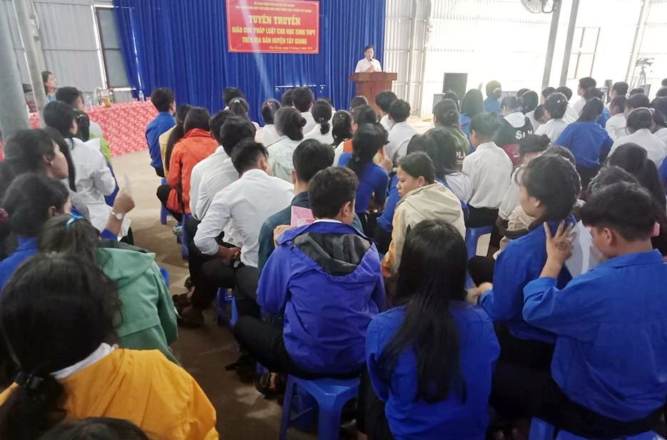 Tuyên truyền, phổ biến giáo dục pháp luật cho học sinh THPT ở Tây Giang. Ảnh H.THÚY