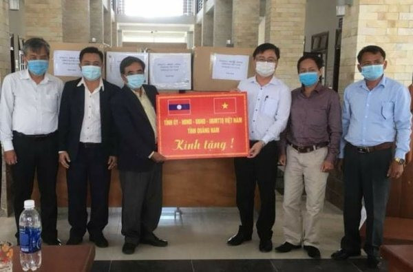 Representatives of Quang Nam and Sekong provinces at the handover ceremony of medical supplies