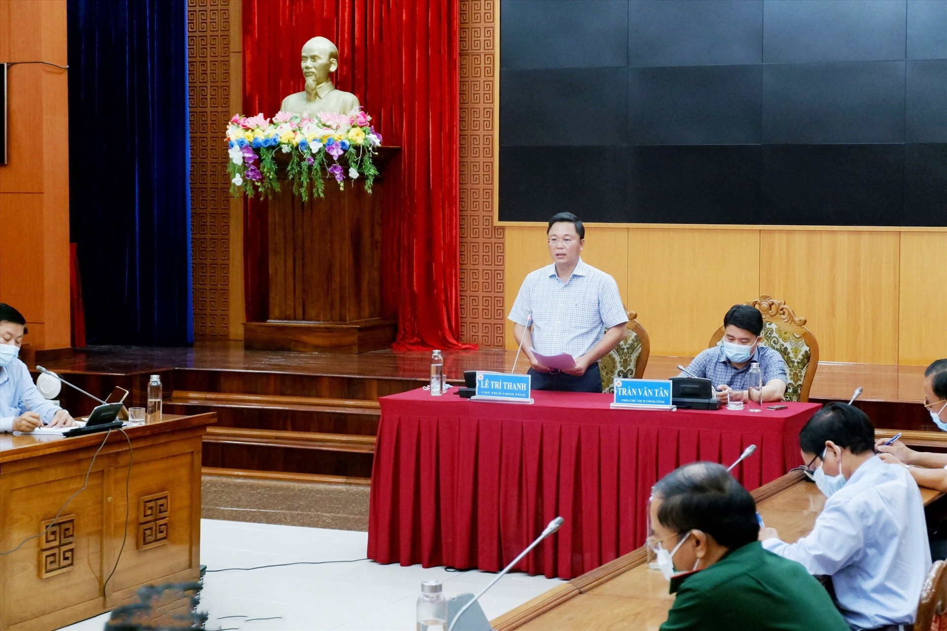 Chủ tịch UBND tỉnh Lê Trí Thanh chủ trì cuộc làm việc cùng Ban Chỉ đạo Phòng chống dịch cấp tỉnh vào chiều 26.5.