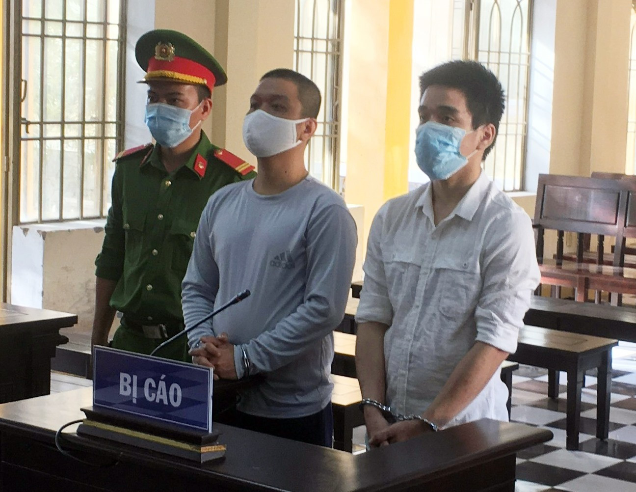 Bị cáo Thuận và Tài tại phiên tòa.