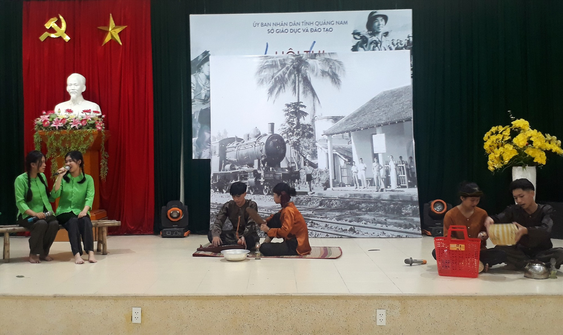 Tiểu phẩm “Hai đứa trẻ” của Trường THPT Trần Văn Dư (huyện Phú Ninh). Ảnh: Đ.TRƯƠNG