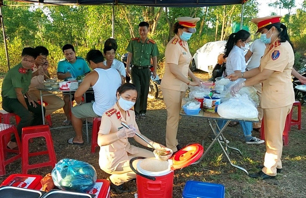 Cán bộ chiến sĩ nữ CSGT phục vụ bữa ăn cho các chốt phòng chống dịch Covid-19. Ảnh: K.H