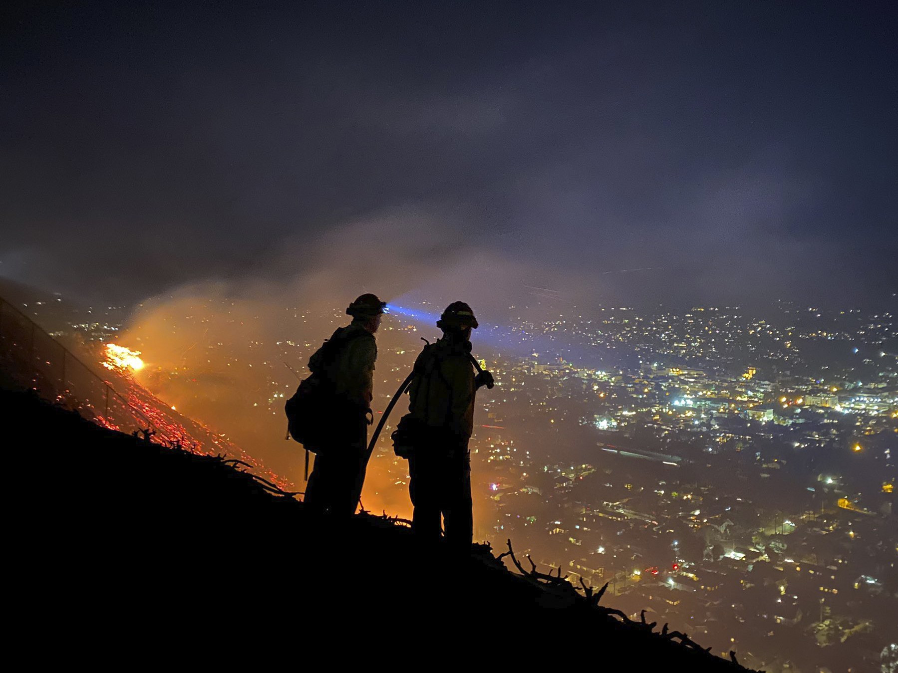 Các nhân viên cứu hỏa chiến đấu với đám cháy tuần trước ở Santa Barbara, California. Ảnh AP
