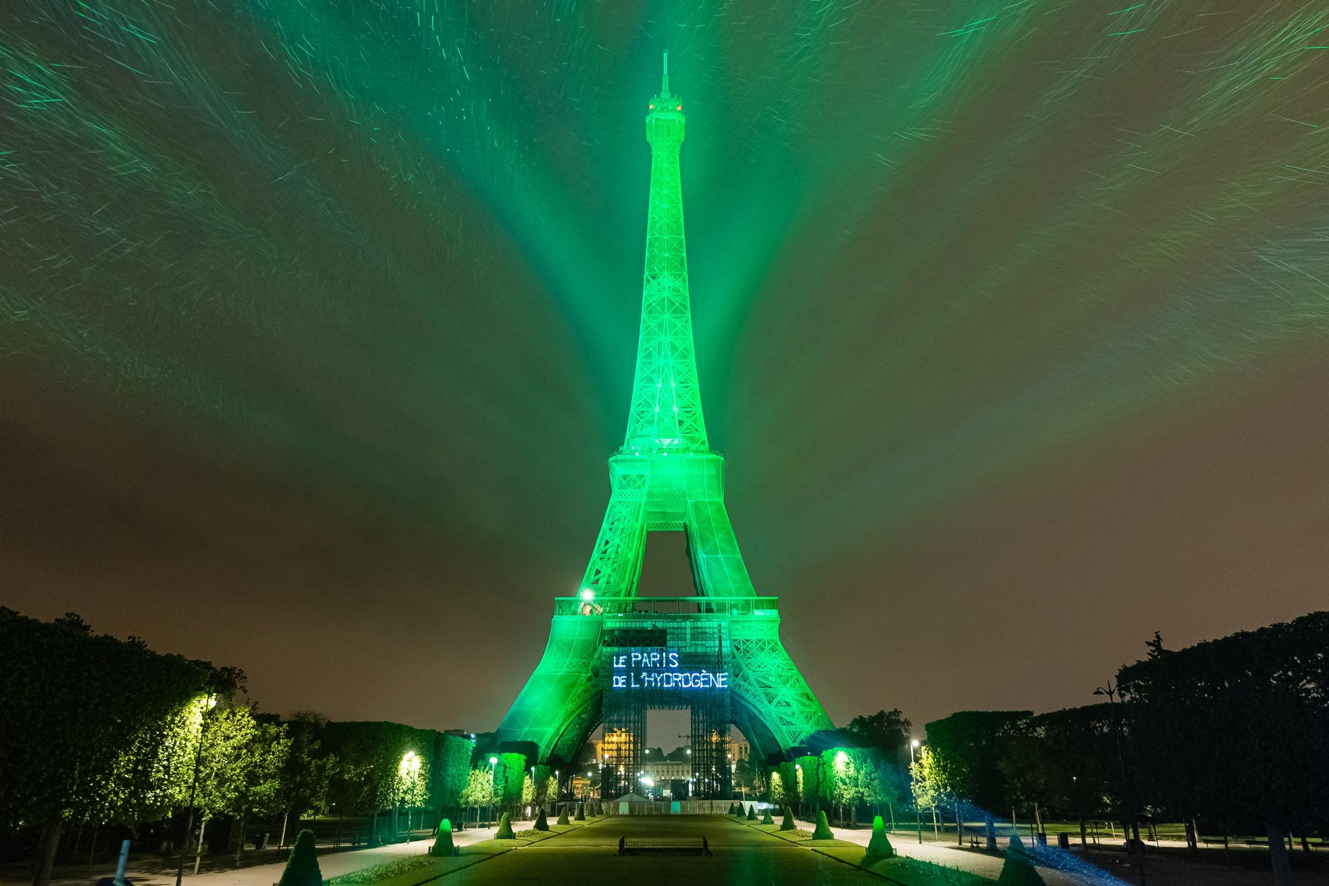 Tháp Eiffel lung linh với năng lượng tái tạo. Ảnh: Toyota