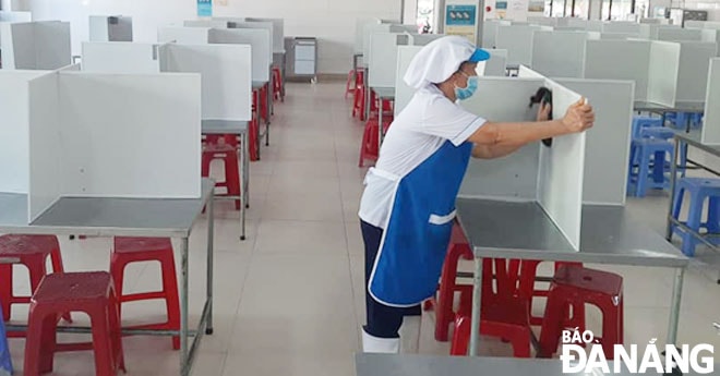Thực hiện tốt thông điệp 5K là một trong những giải pháp để doanh nghiệp cùng người lao động phòng, chống Covid-19. TRONG ẢNH: Nhà ăn có lắp vách ngăn tại Công ty CP Xuất nhập khẩu thủy sản miền Trung (Khu công nghiệp Dịch vụ thủy sản Đà Nẵng, quận Sơn Trà). Ảnh: KHÁNH HÒA