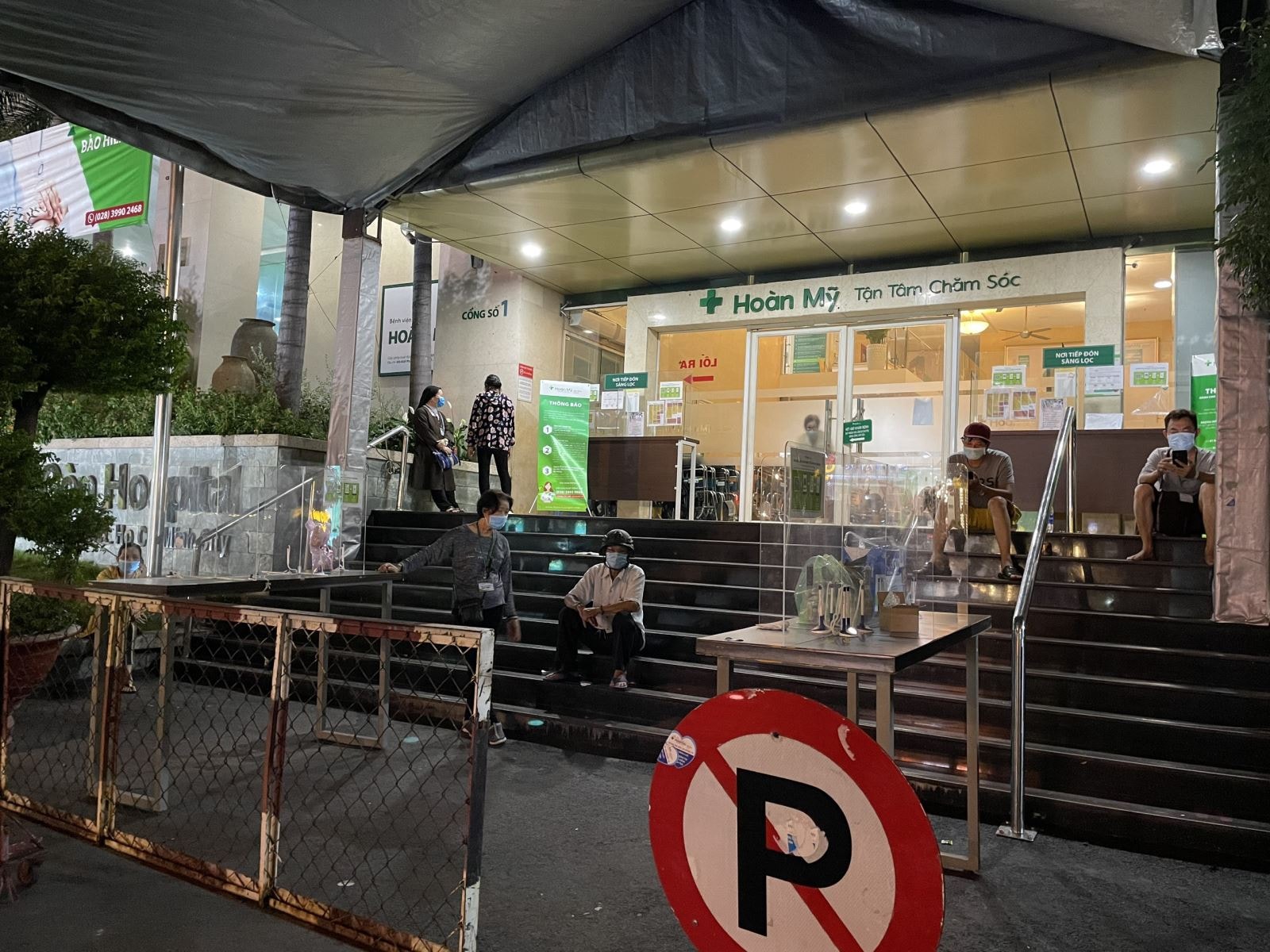 Bệnh viện Hoàn Mỹ Sài Gòn đang bị phong toa tạm thời để phòng chống dịch sau khi tại đây ghi nhận hai trường hợp nghi mắc COVID-19.