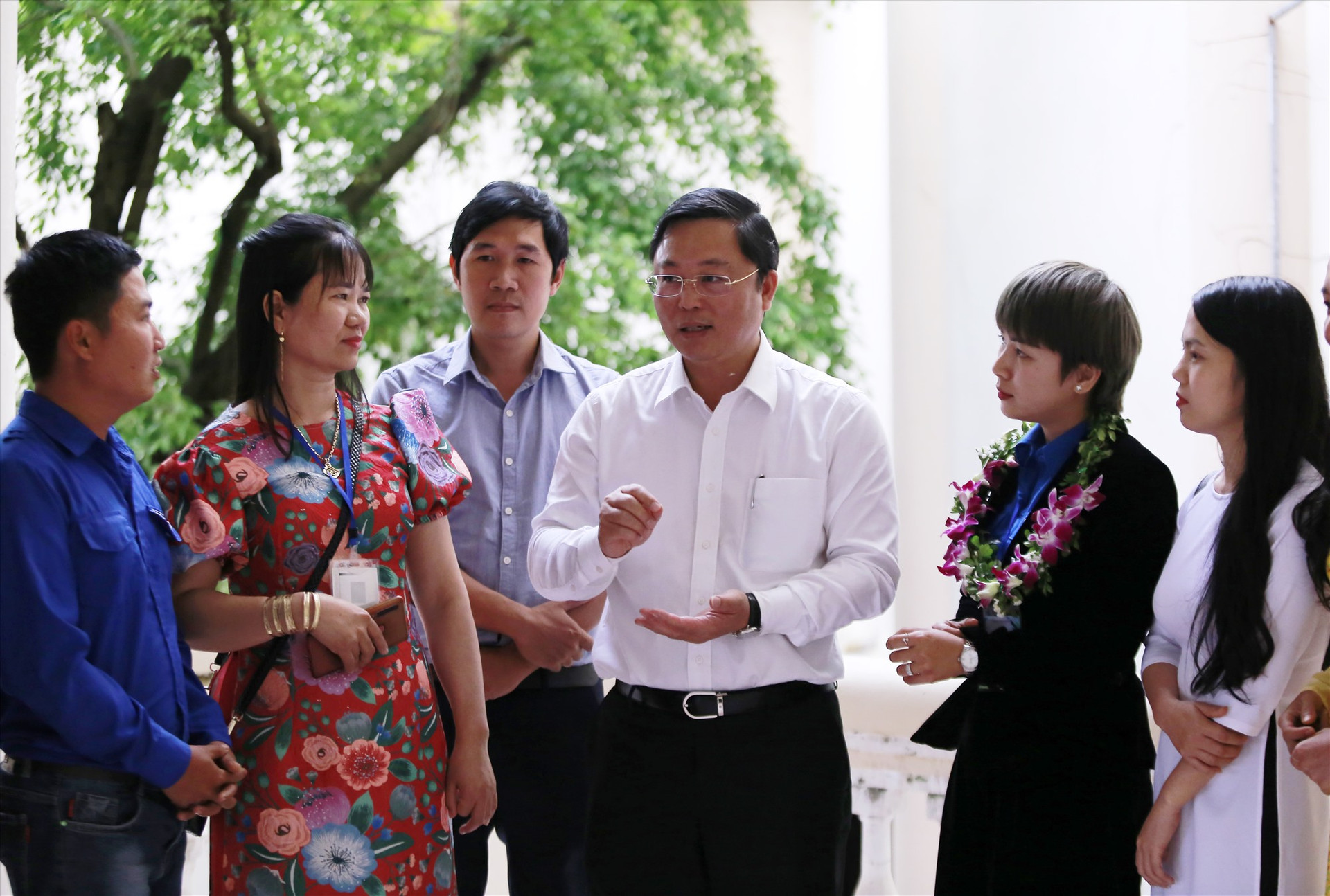 Chủ tịch UBND tỉnh Lê Trí Thanh trao đổi với các chủ doanh nghiệp trẻ. Ảnh: THÀNH CÔNG