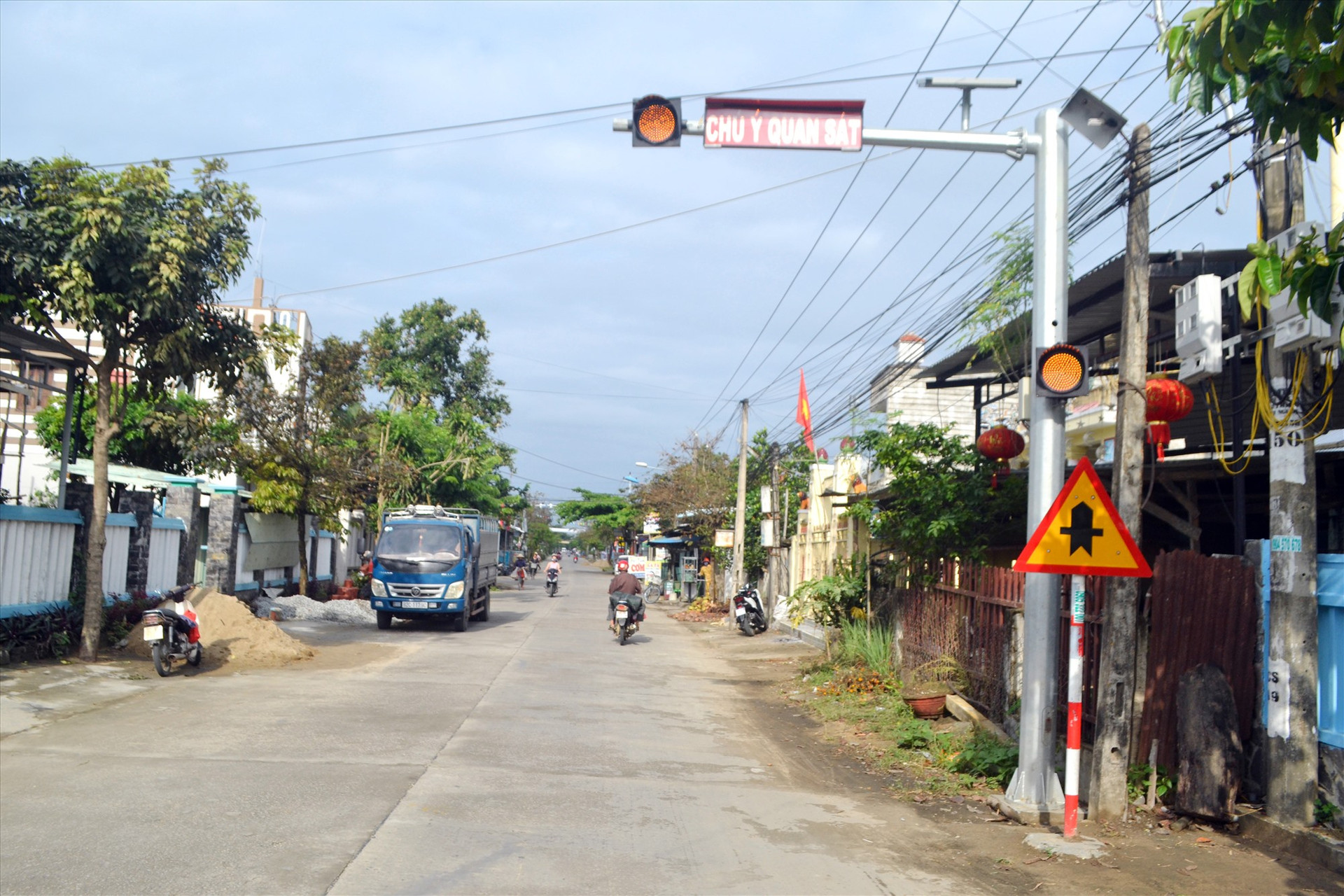 Ban ATGT tỉnh đã lắp đặt đèn cảnh báo nguy hiểm trên tuyến ĐT610B qua Điện Bàn. Ảnh: T.C.T