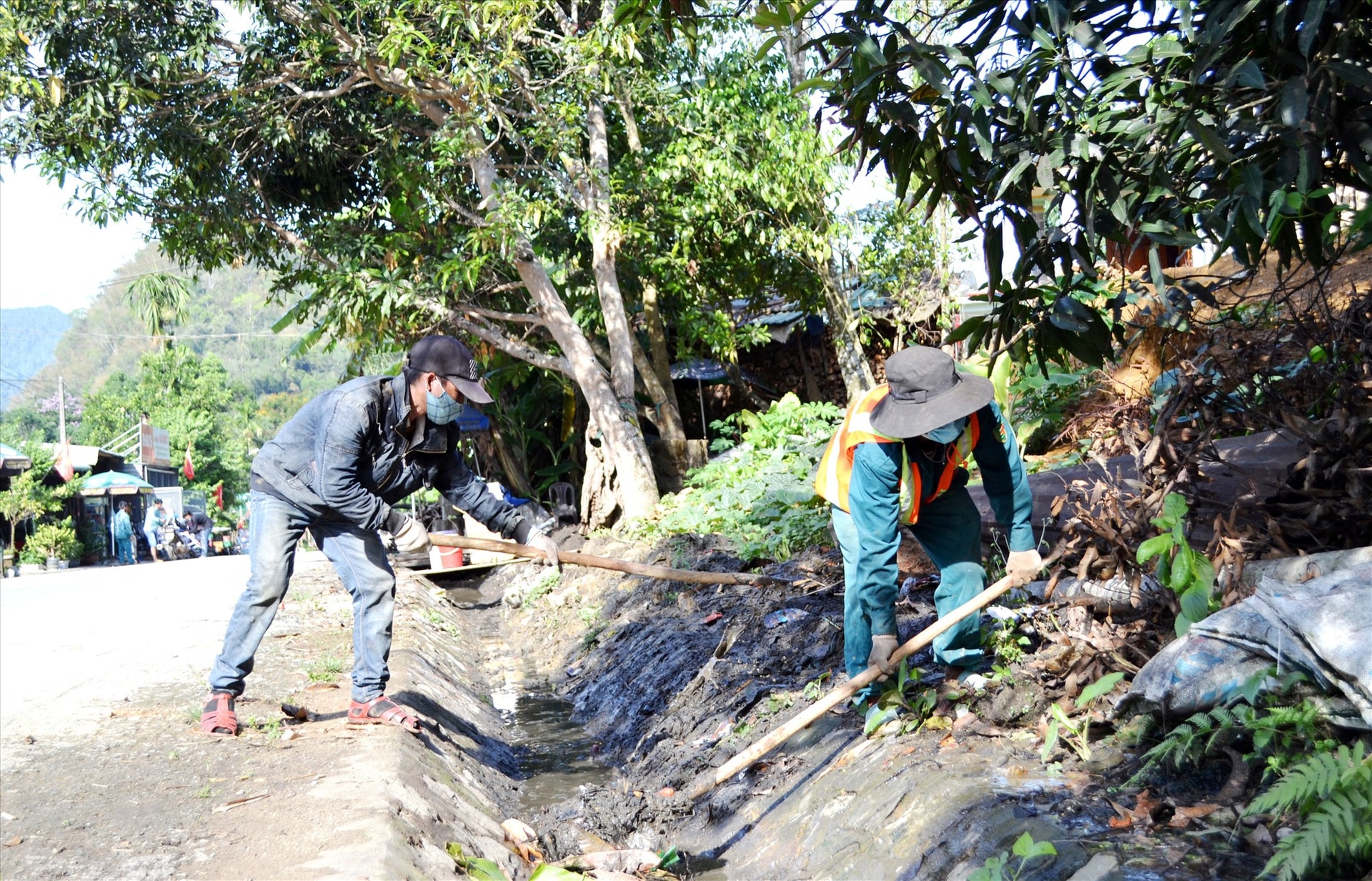 Vét mương thoát nước dọc để bảo trì đường Hồ Chí Minh, đoạn qua xã Mà Cooih, Đông Giang. Ảnh: C.T