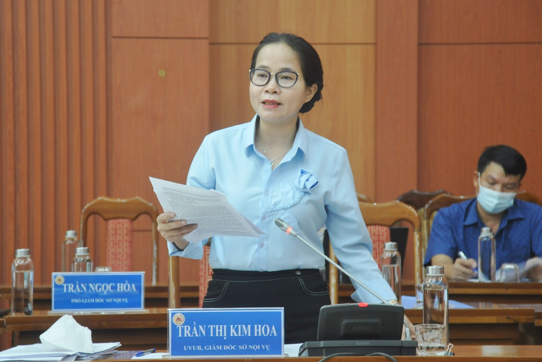 Bà Trần Thị Kim Hoa - Giám đốc Sở Nội vụ thông tin kết quả bầu cử tại phiên họp sáng 28.5. Ảnh: N.Đ