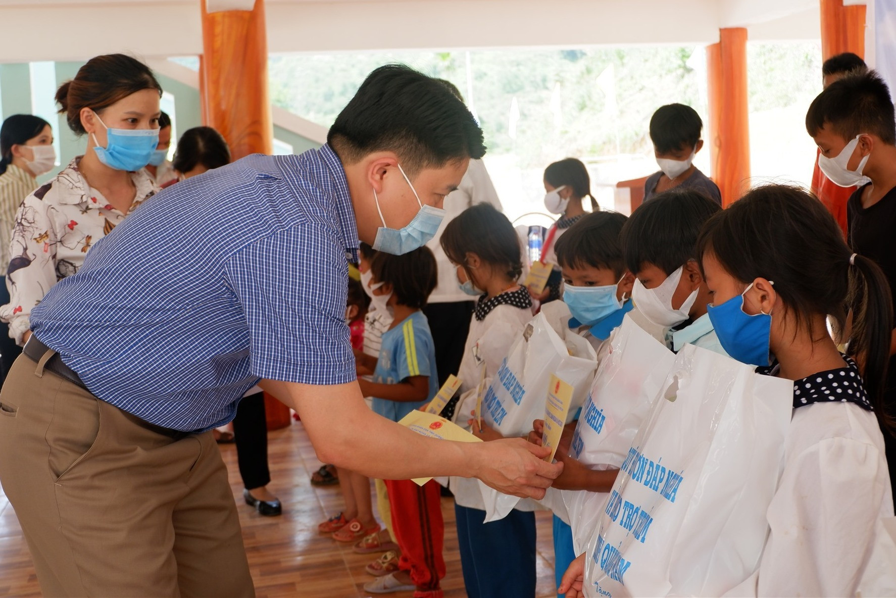 Phó Chủ tịch UBND Tỉnh Trần Văn Tân tặng quà cho trẻ em Trà Leng. Ảnh: X.H