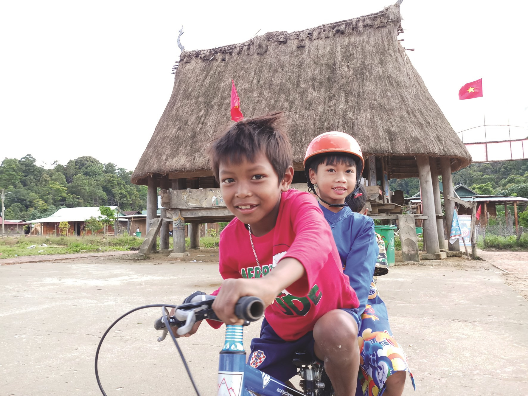 Các em nhỏ ở biên giới Tây Giang tìm niềm vui bằng những chuyến xe đạp quanh làng.