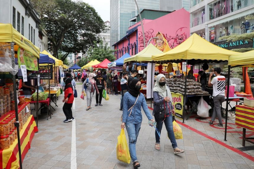 Mua sắm tại khu chợ Ramadam ở KuaLa Lumpur, Malaysia. Ảnh: Reuters