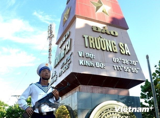A naval soldier stands guard at a sovereignty marker on Truong Sa Lon island (Photo: VNA)