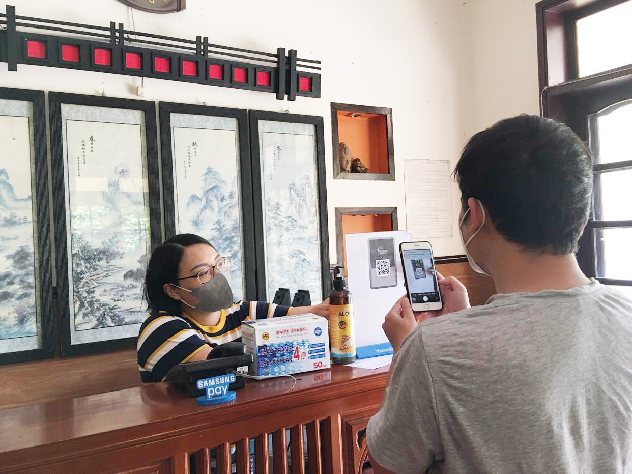 Tham gia ứng dụng du lịch Việt Nam an toàn và cung cấp mã QR Code cho khách “check” ngay tại sảnh khách sạn sẽ tạo thêm sự an tâm cho du khách. Ảnh: P.Q