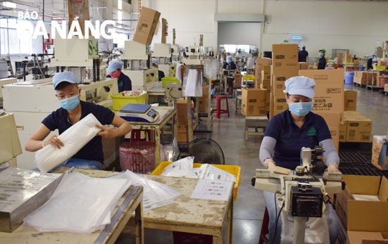 Doanh nghiệp bày tỏ sự phấn khởi khi tình hình sản xuất trong những tháng đầu năm có nhiều khởi sắc, nhất là khi các hiệp định thương mại tự do bắt đầu có hiệu lực trên thực tế. Trong ảnh: Hoạt động sản xuất tại Công ty TNHH Apple Film (Khu công nghiệp Hòa Cầm, quận Cẩm Lệ). Ảnh: KHÁNH HÒA