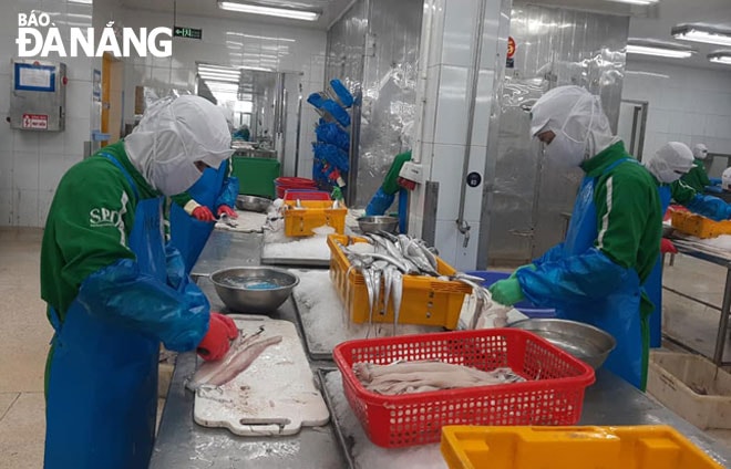 Công nhân đang sản xuất tại Công ty CP xuất nhập khẩu thủy sản miền Trung. Ảnh: KHÁNH HÒA
