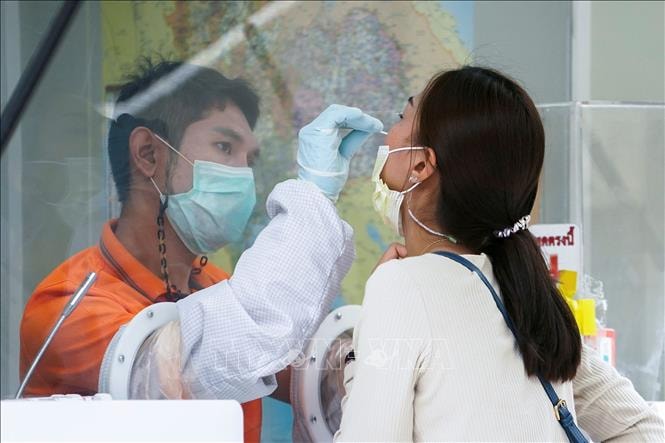 Lấy mẫu xét nghiệm Covid-19 cho người dân tại Bangkok, Thái Lan ngày 8-4-2021. Ảnh: REUTERS/TTXVN
