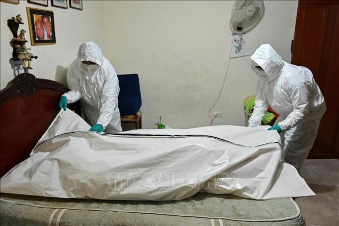 Nhân viên nhà tang lễ chuẩn bị chuyển thi thể bệnh nhân Covid-19 tại Cali, Colombia, ngày 27-7-2020. Ảnh: AFP/TTXVN
