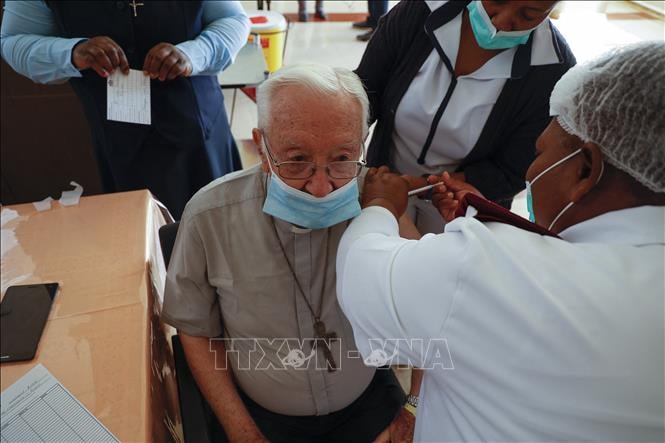 Nhân viên y tế tiêm chủng vaccine ngừa Covid-19 tại Pretoria, Nam Phi, ngày 17-5-2021. Ảnh: AFP/TTXVN
