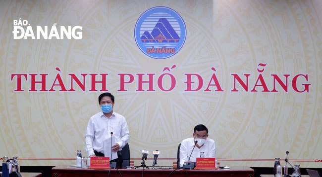 Phó Bí thư Thường trực Thành ủy Lương Nguyễn Minh Triết (trái) phát biểu tại cuộc họp Ban Chỉ đạo Phòng, chống Covid-19 thành phố chiều 31-5. Ảnh: PHAN CHUNG