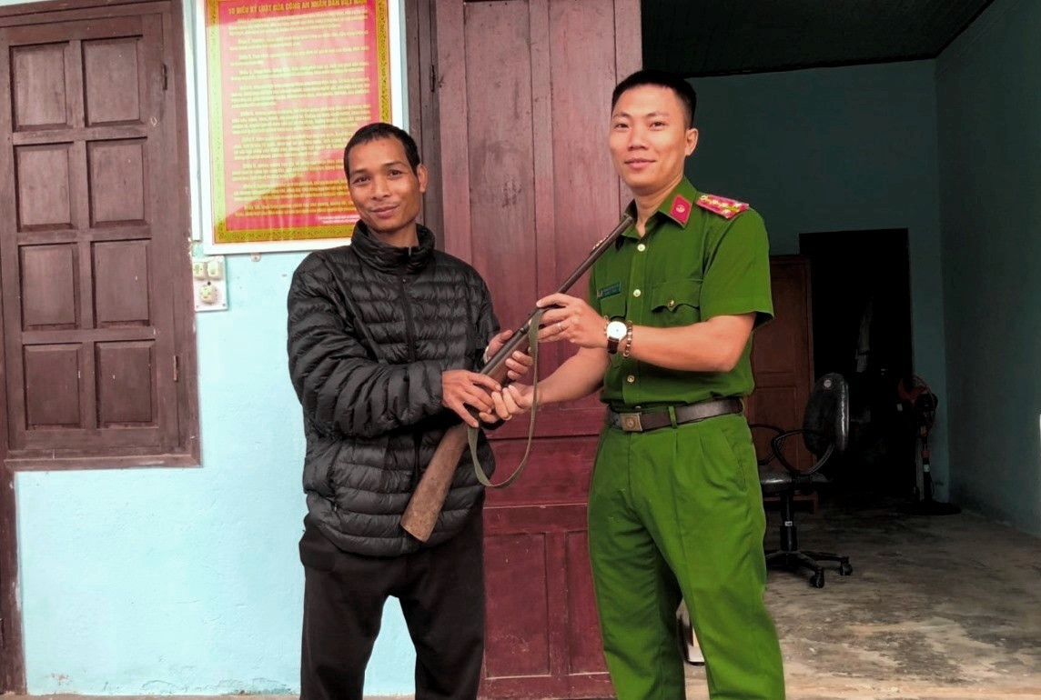 Người dân địa phương tình nguyện giao nộp súng tự chế cho Công an xã Chà Vàl (ảnh chụp cuối năm 2010). Ảnh: CACC