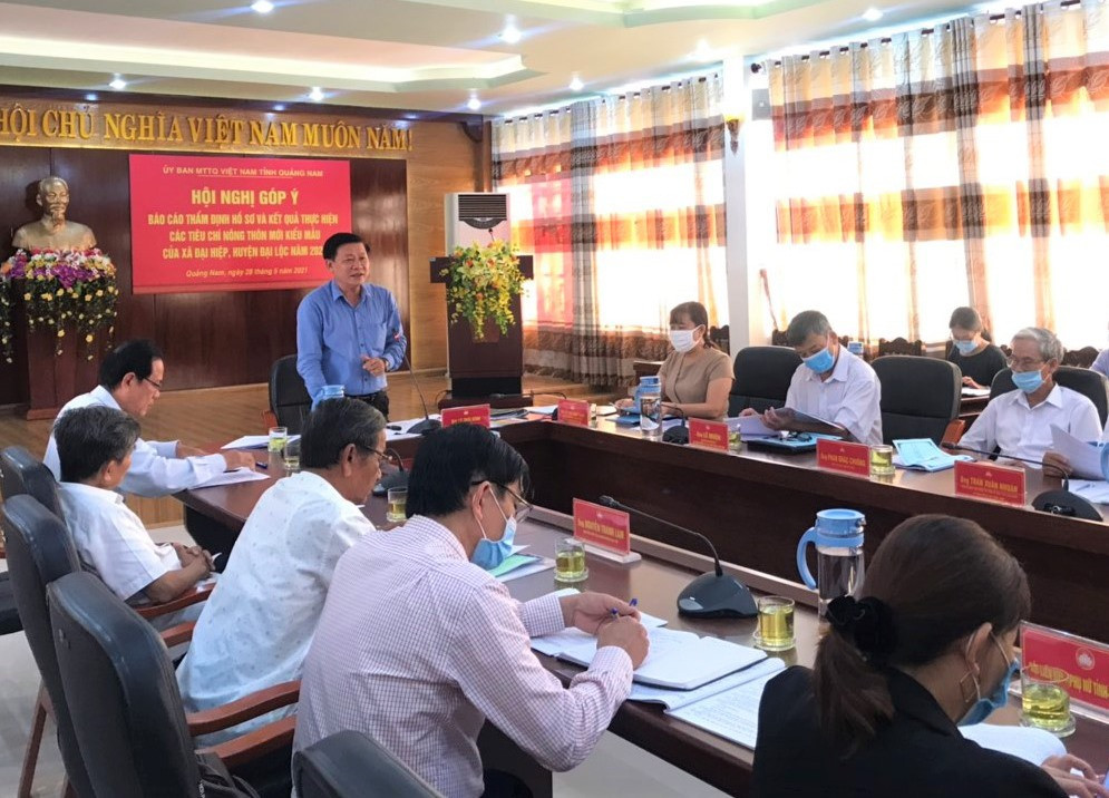 Phó Chủ tịch Ủy ban MTTQ Việt Nam tỉnh Lê Thái Bình phát biểu tại hội nghị góp ý báo cáo thẩm định hồ sơ và kết quả thực hiện các tiêu chí NTM kiểu mẫu của xã Đại Hiệp. Ảnh: V.A