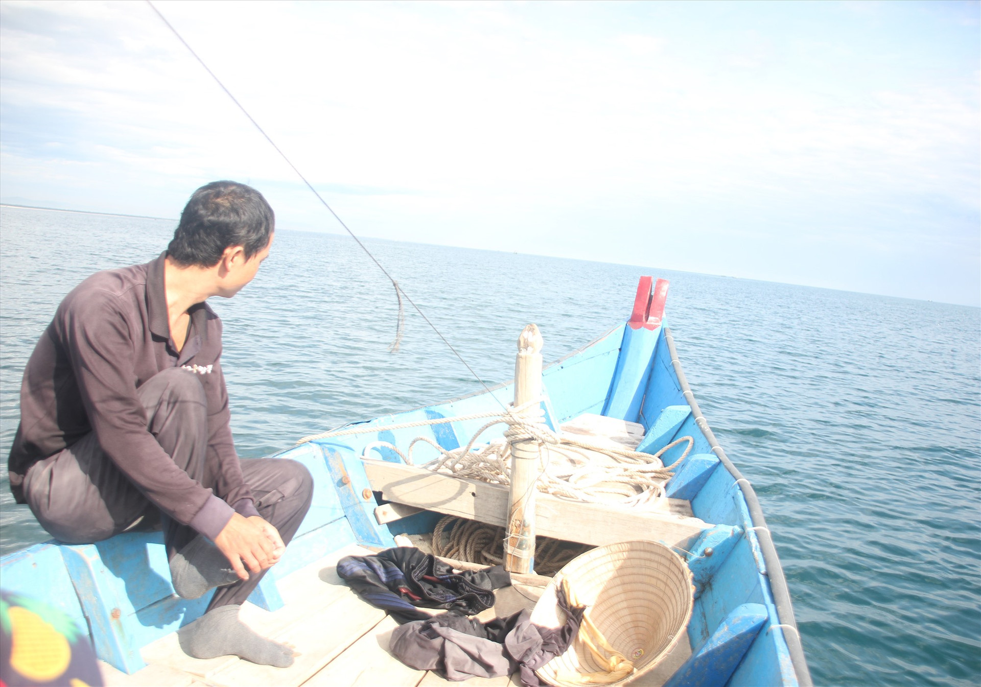 Ngư dân khai thác thủy hải sản gần bờ thường sử dụng các loại túi nhựa đựng thức ăn trong ngày, rác thải bị vứt xuống biển. Ảnh: H.Q