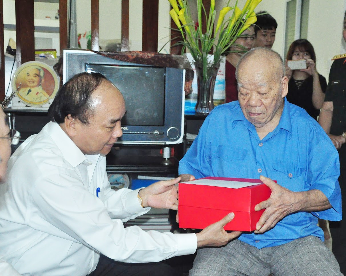 Năm 2016, Thủ tướng Nguyễn Xuân Phúc (nay là Chủ tịch nước) thăm, tặng quà lão thành cách mạng Trần Kim Anh. Ảnh: Tư liệu