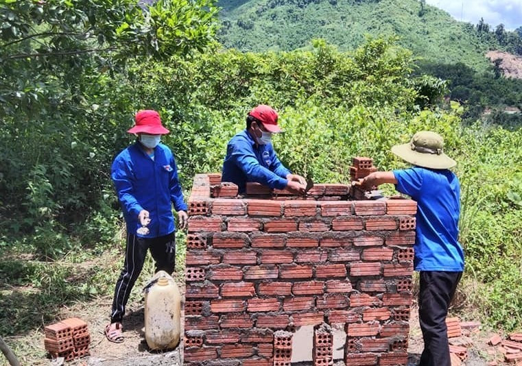 Tuổi trẻ Nam Giang xây dựng các lò đốt rác. Ảnh: CTV