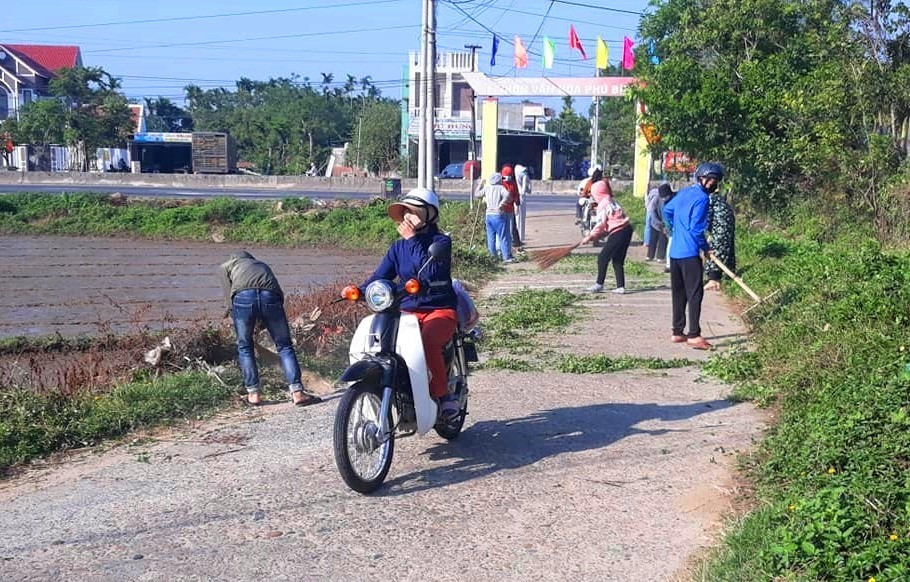 Đoàn viên thanh niên xã Tam Xuân 1 (Núi Thành) vệ sinh, phát quang đường giao thông nông thôn. Ảnh: CTV