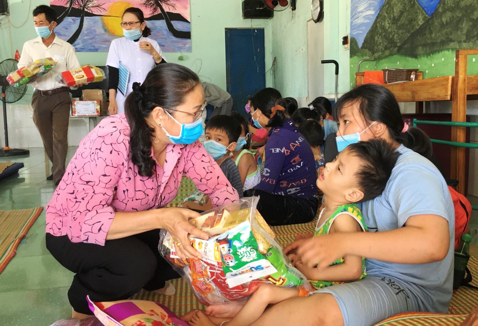 Bà Trương Thị Lộc-Giám đốc Sở LĐ-TB&XH tặng quà cho trẻ em khuyết tật