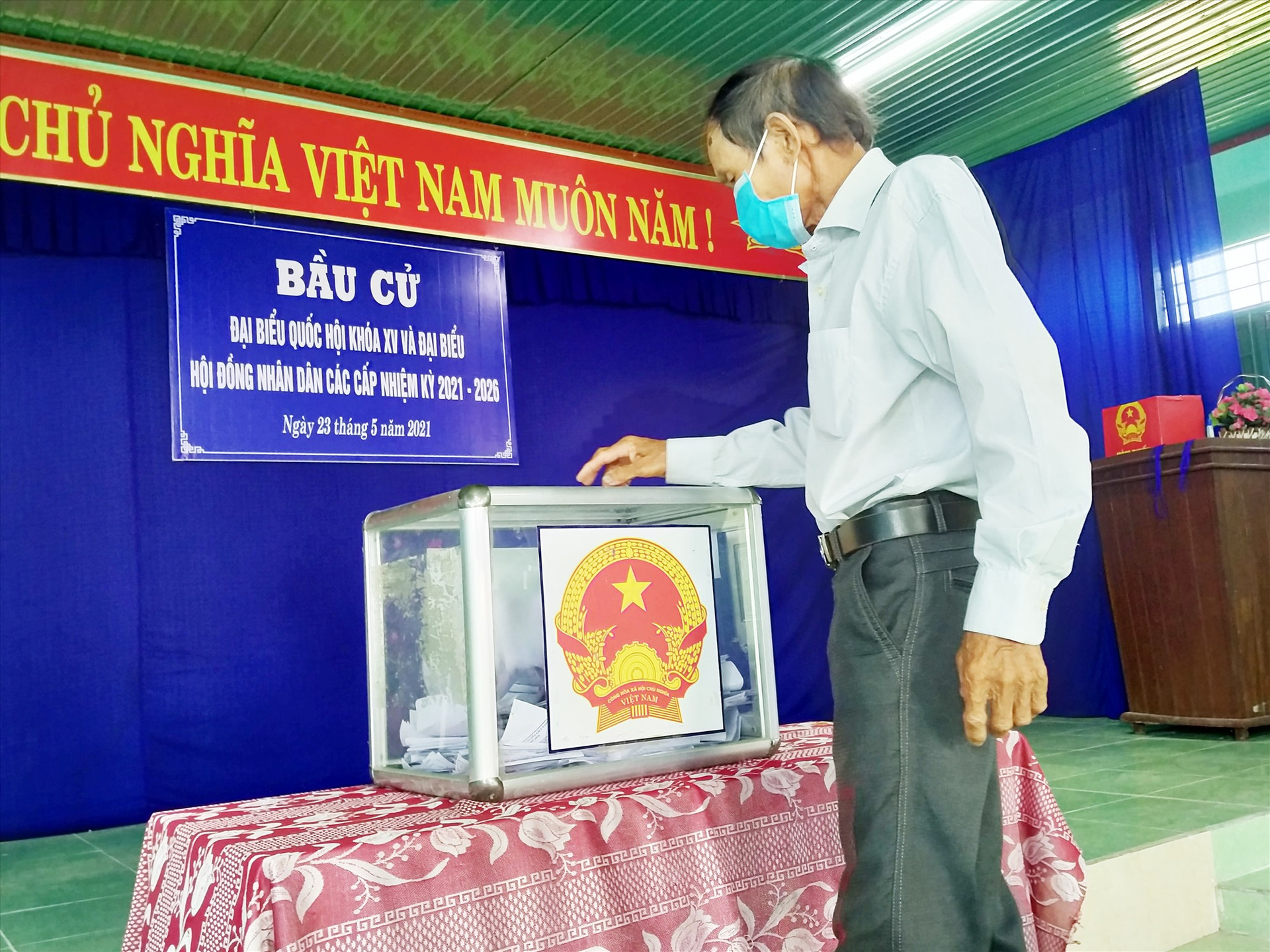 Cử tri thôn Quý Hương đi bầu cử thêm ngày 30.5.2021. Ảnh: N.Đ