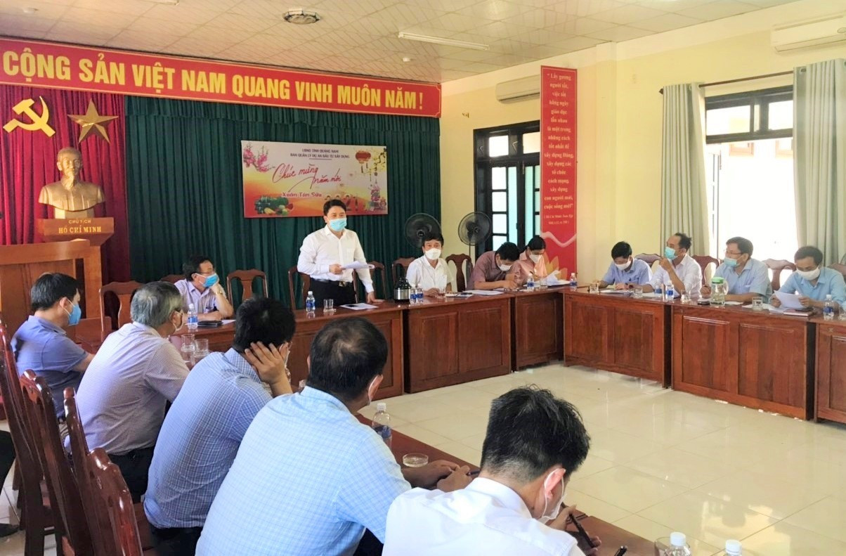 Phó Chủ tịch UBND tỉnh Trần Văn Tân chủ trì làm việc với các đơn vị liên quan đến các dự án. Ảnh: V.A