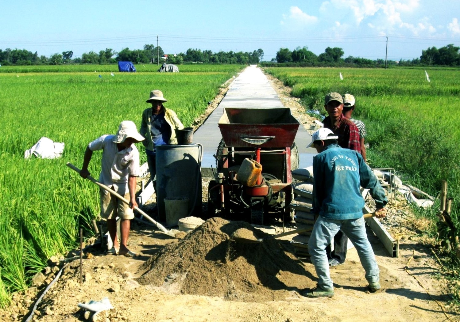 Cần linh hoạt huy động sự đóng góp của nhân dân trong quá trình xây dựng kết cấu hạ tầng nông thôn. Ảnh: N.P