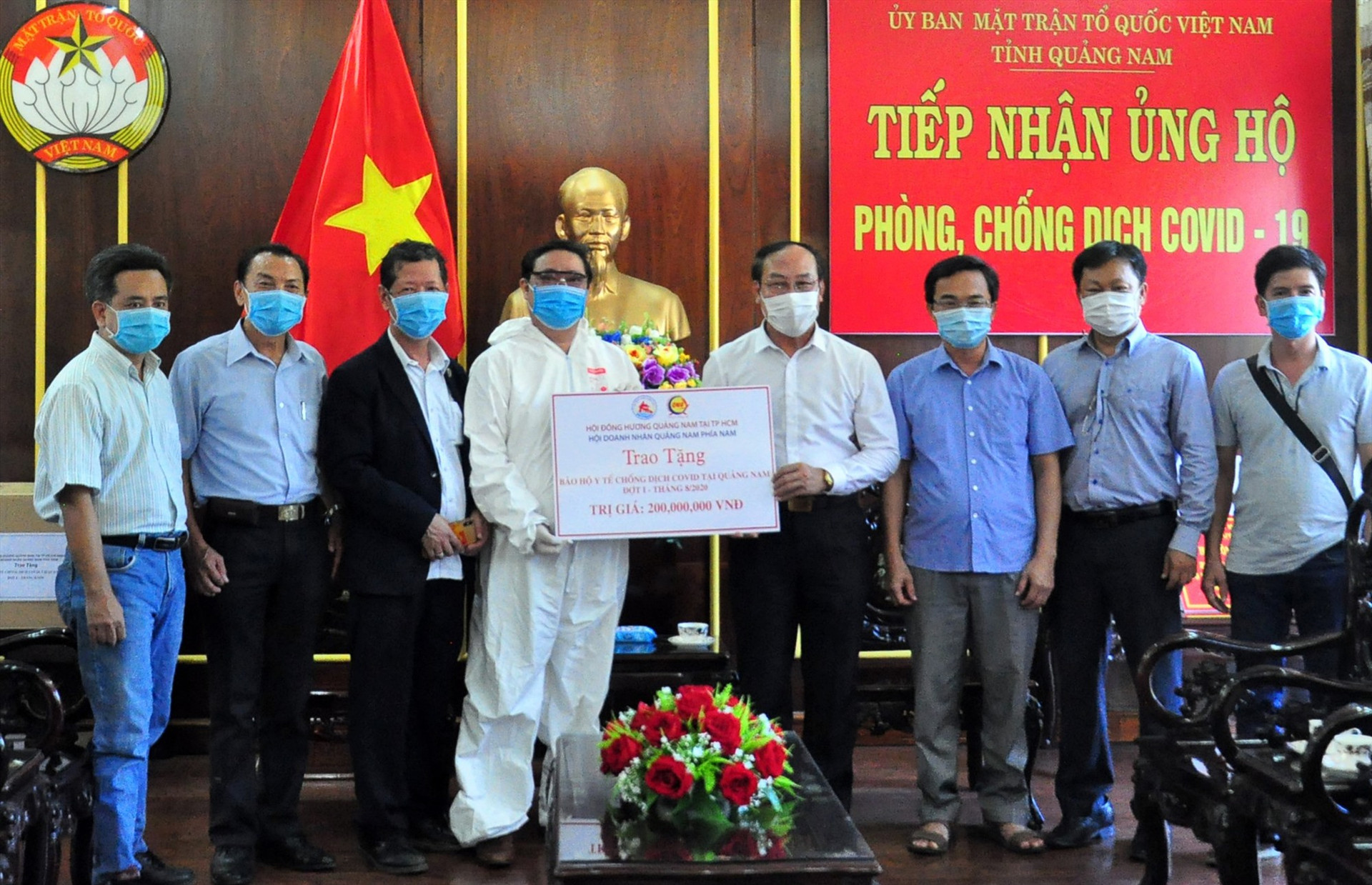 Ủy ban MTTQ Việt Nam tỉnh tiếp nhận nguồn ủng hộ phòng chống dịch từ Hội đồng hương Quảng Nam tại TP.Hồ Chí Minh. Ảnh: V.A