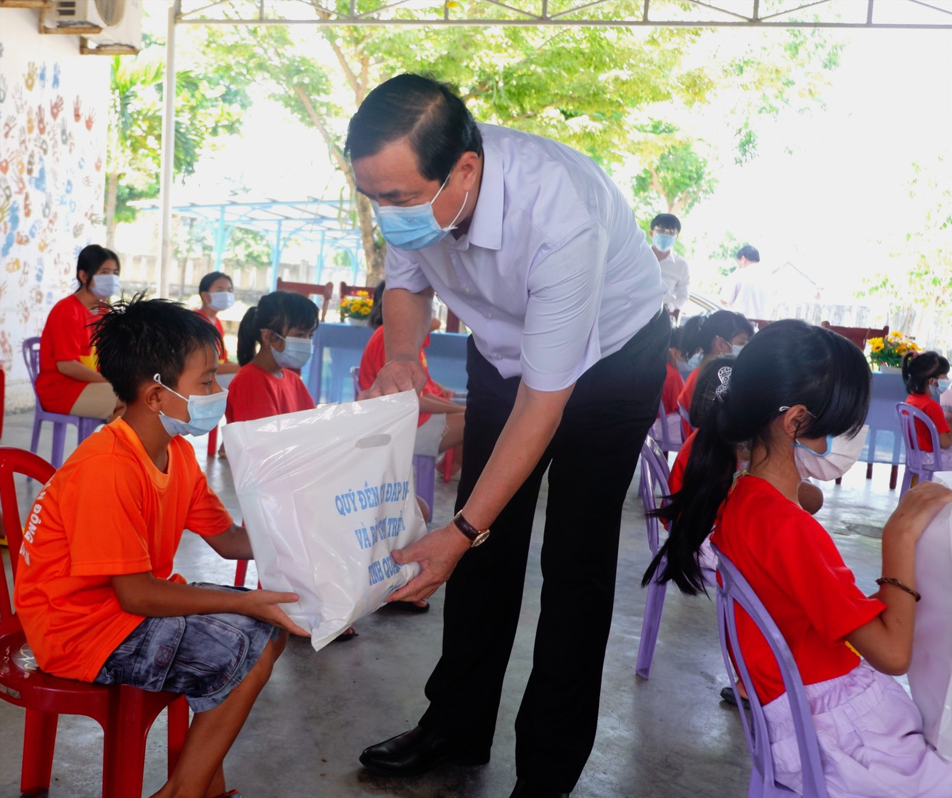 Bí thư Tỉnh ủy Phan Việt Cường tặng quà cho trẻ em ở Làng trẻ Hòa Bình. Ảnh: X.H