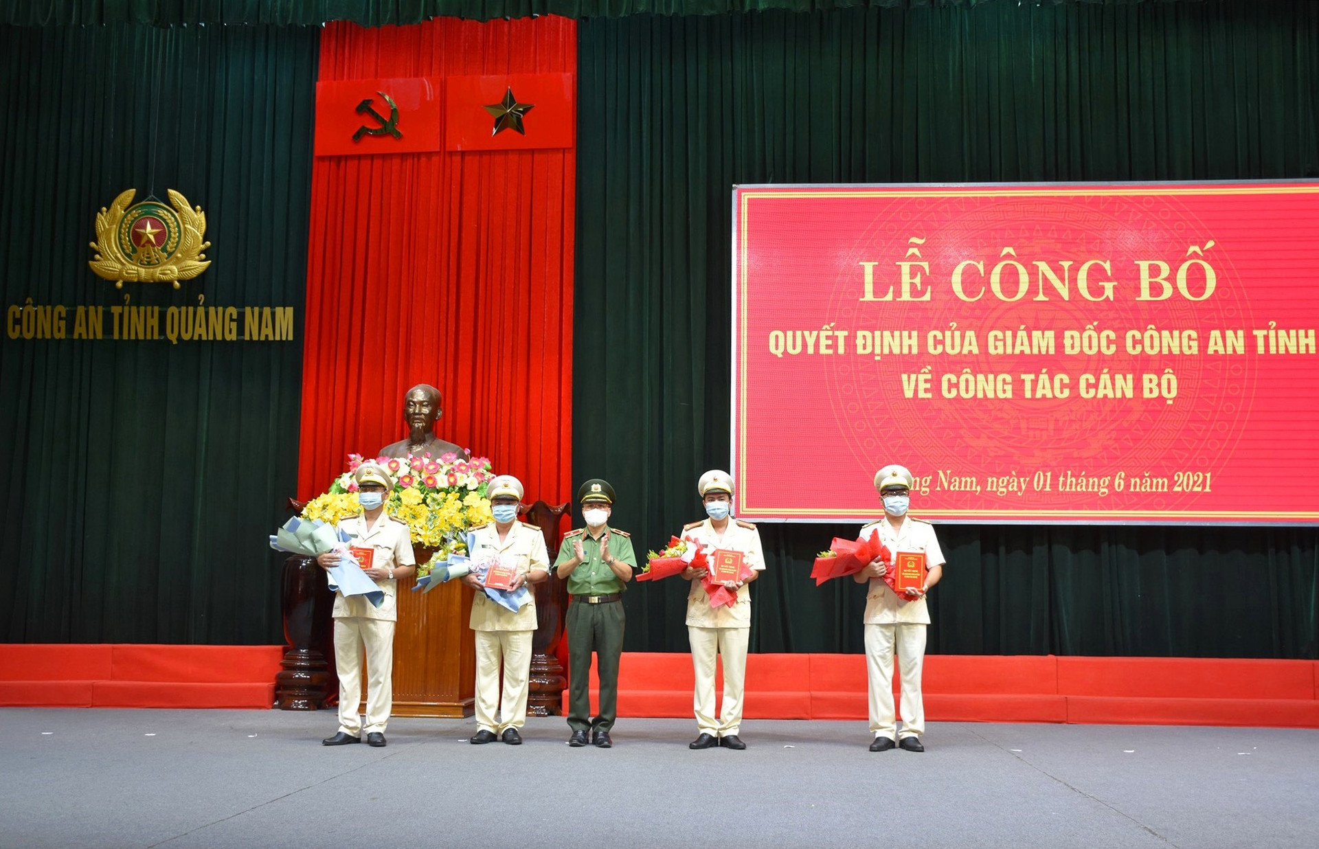 Thiếu tướng Nguyễn Đức Dũng - Giám đốc Công an tỉnh trao quyết định điều động cho các nhân sự mới được bổ nhiệm. Ảnh: M.T