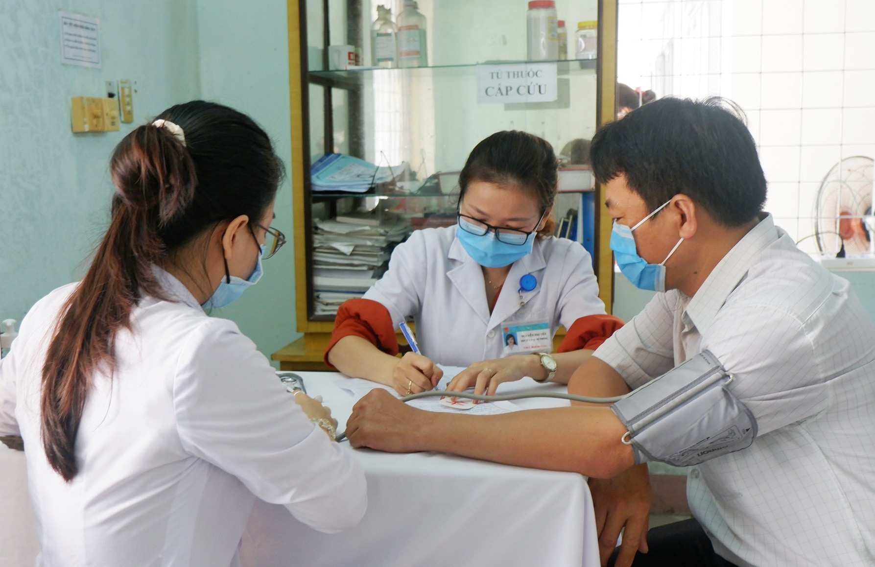 Quảng Nam đã tổ chức tiêm chủng vắc xin ngừa Covid-19 cho lực lượng tuyến đầu chống dịch với 11.520 người. Ảnh: X.H