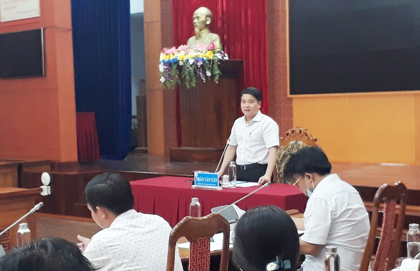 Phó Chủ tịch UBND tỉnh Trần Văn Tân đánh giá cao kế hoạch tuyển dụng năm 2021. Ảnh: X.P