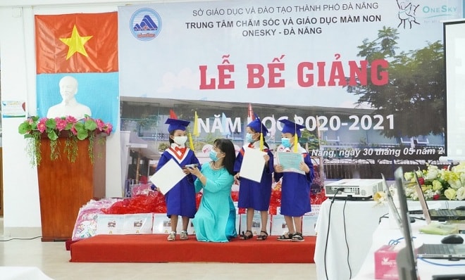 Trao chứng nhận ra trường cho trẻ hoàn thành chương trình giáo dục mầm non 5 tuổi và chuẩn bị vào lớp 1.