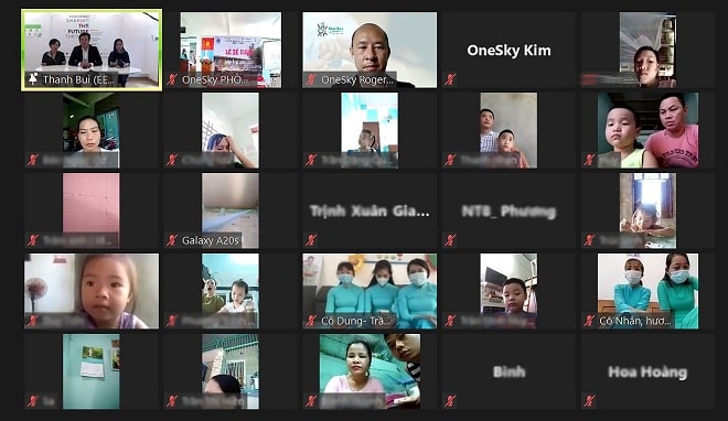 Hàng trăm trẻ, phụ huynh, giáo viên, cán bộ trung tâm xem lễ bế giảng trực tuyến.